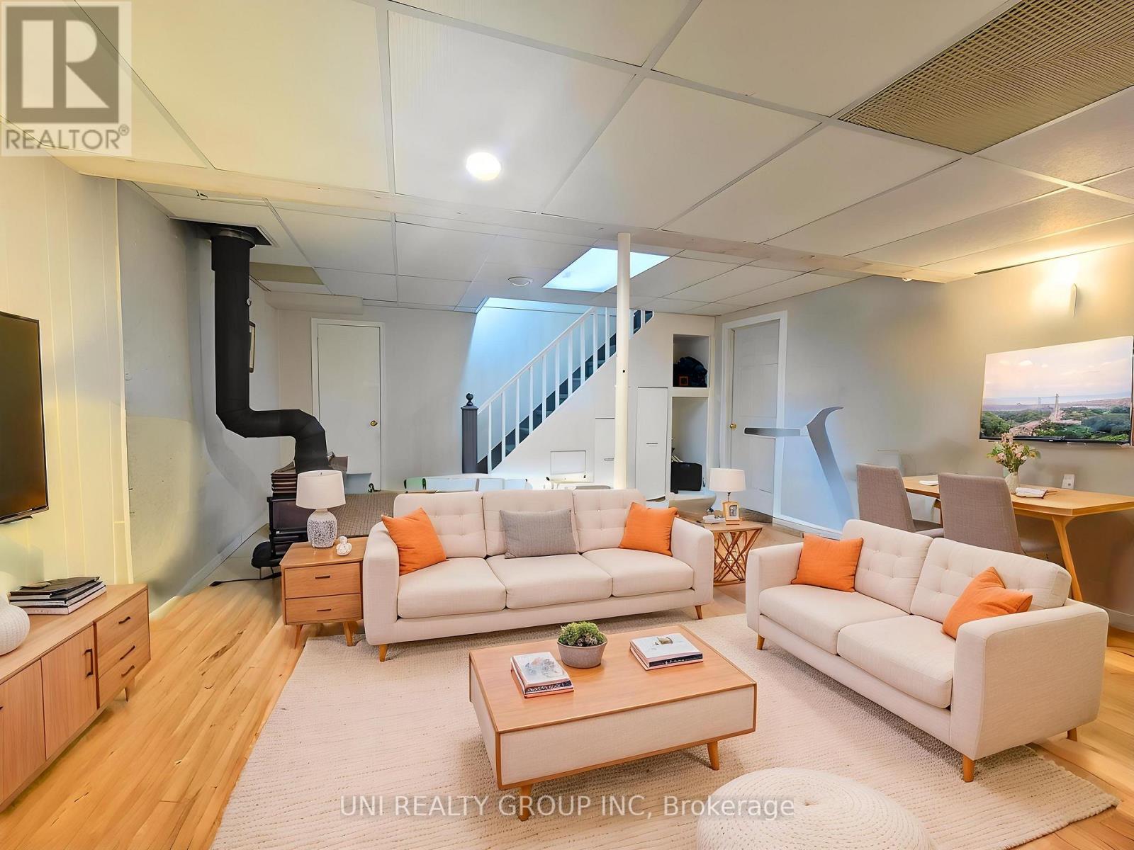 45 GRADY CRESCENT - 27