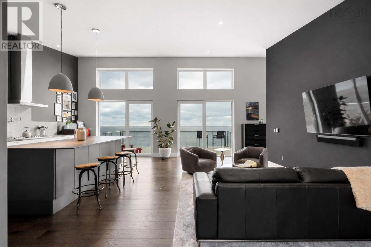 200 Middle Road - 10
