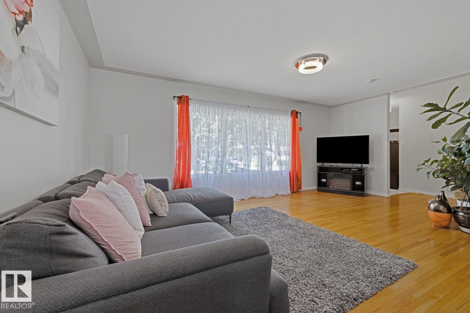15707 92 AV NW - 15