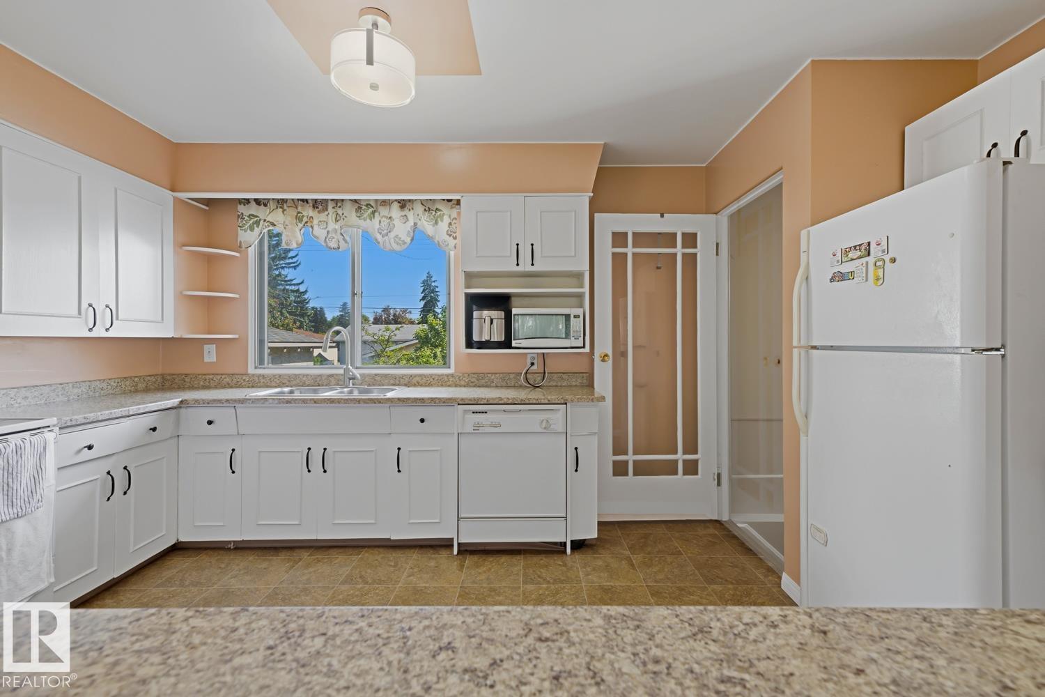 15707 92 AV NW - 19