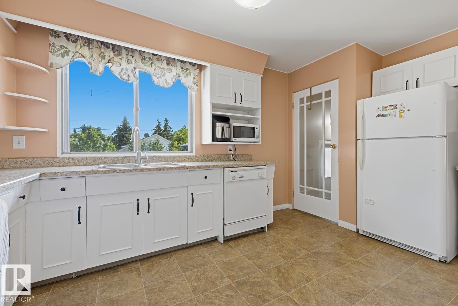 15707 92 AV NW - 21