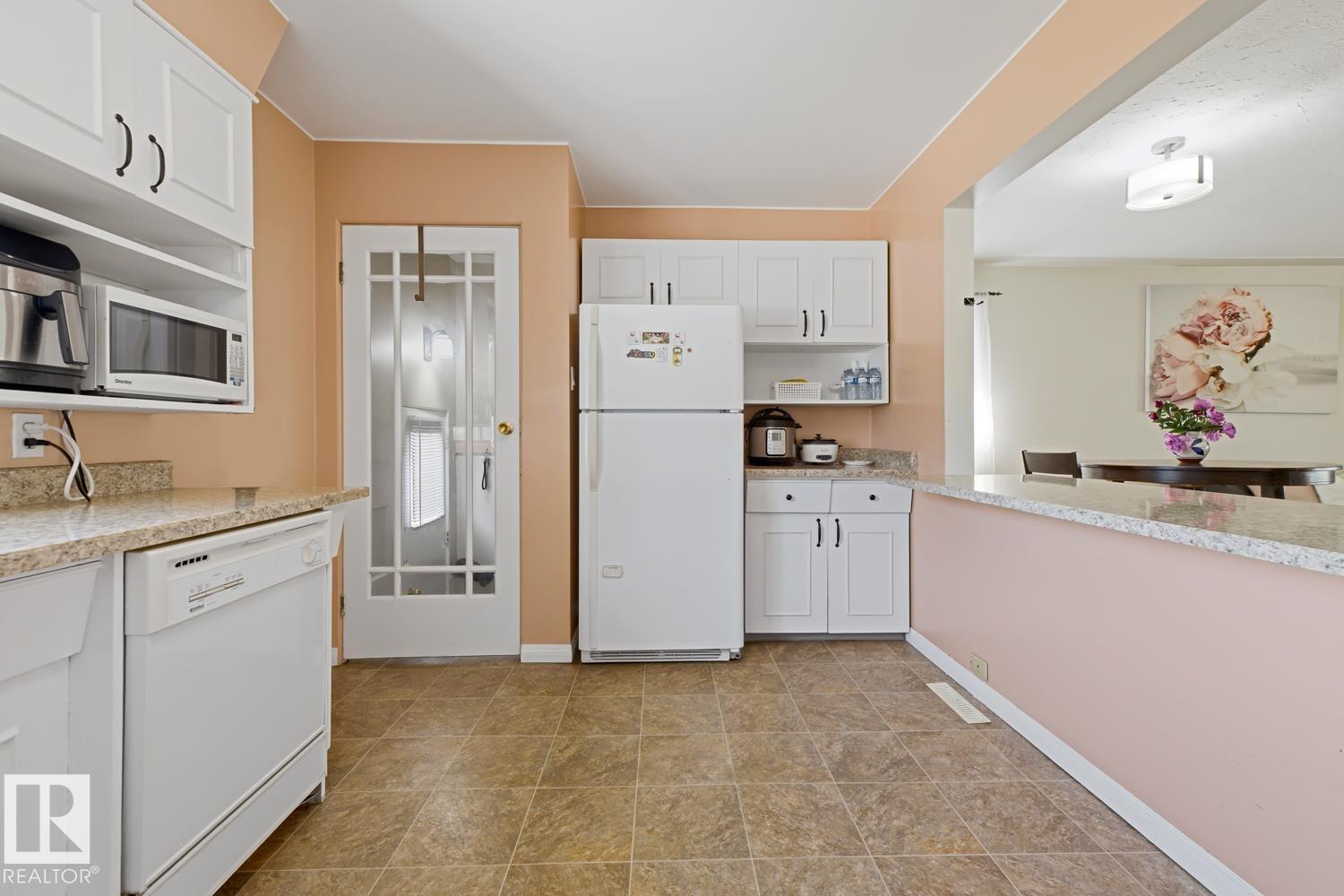 15707 92 AV NW - 22