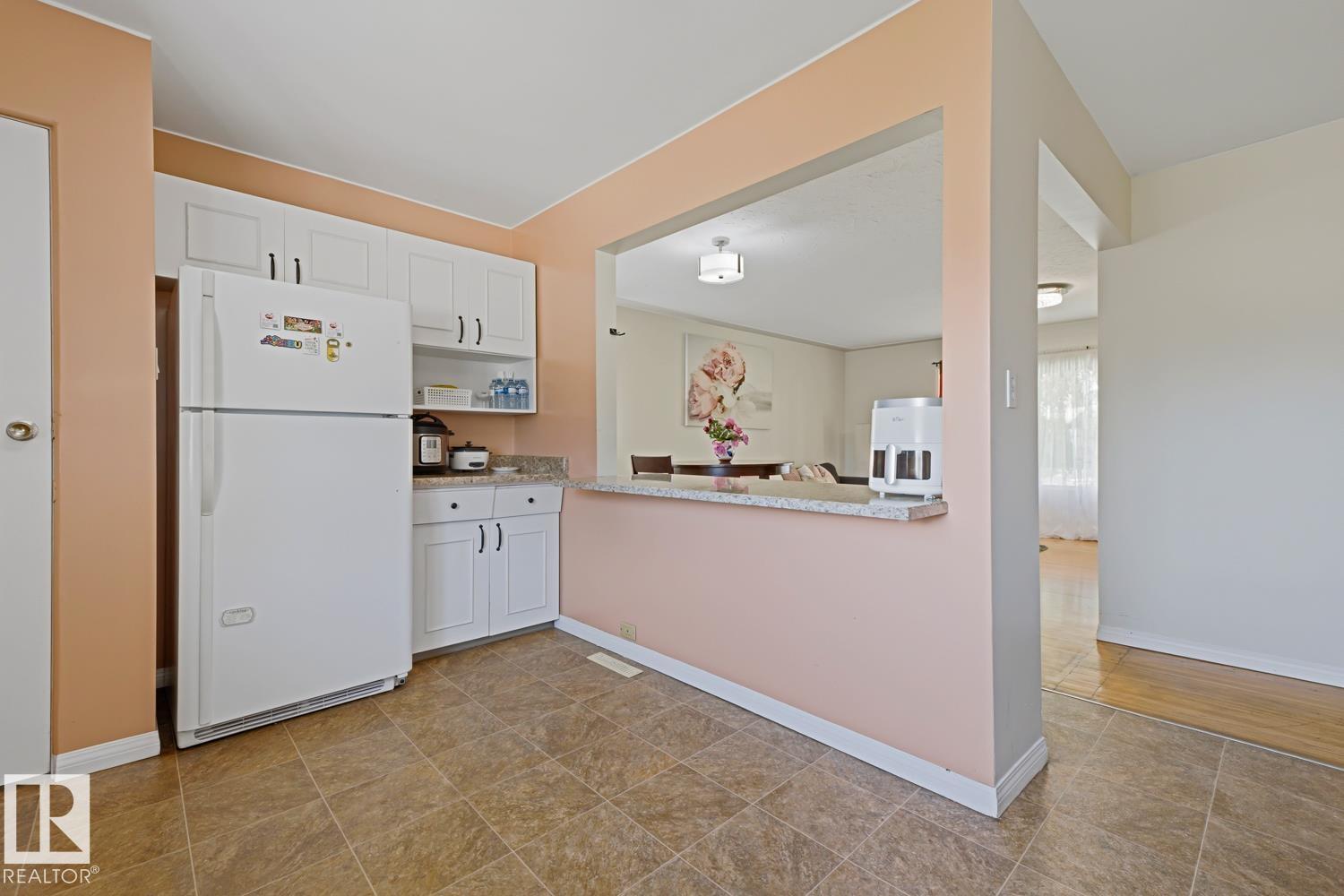 15707 92 AV NW - 23