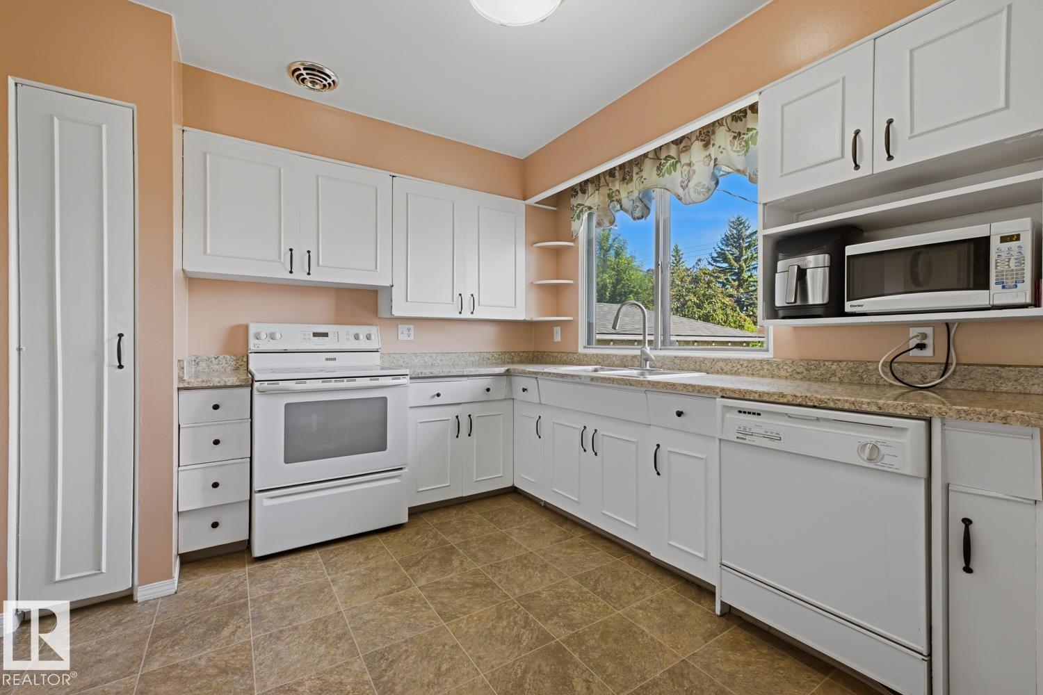 15707 92 AV NW - 24