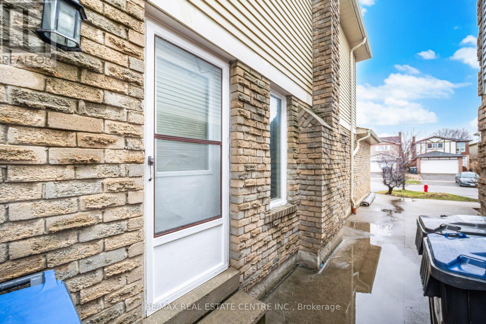 32 DAFOE CRESCENT - 46