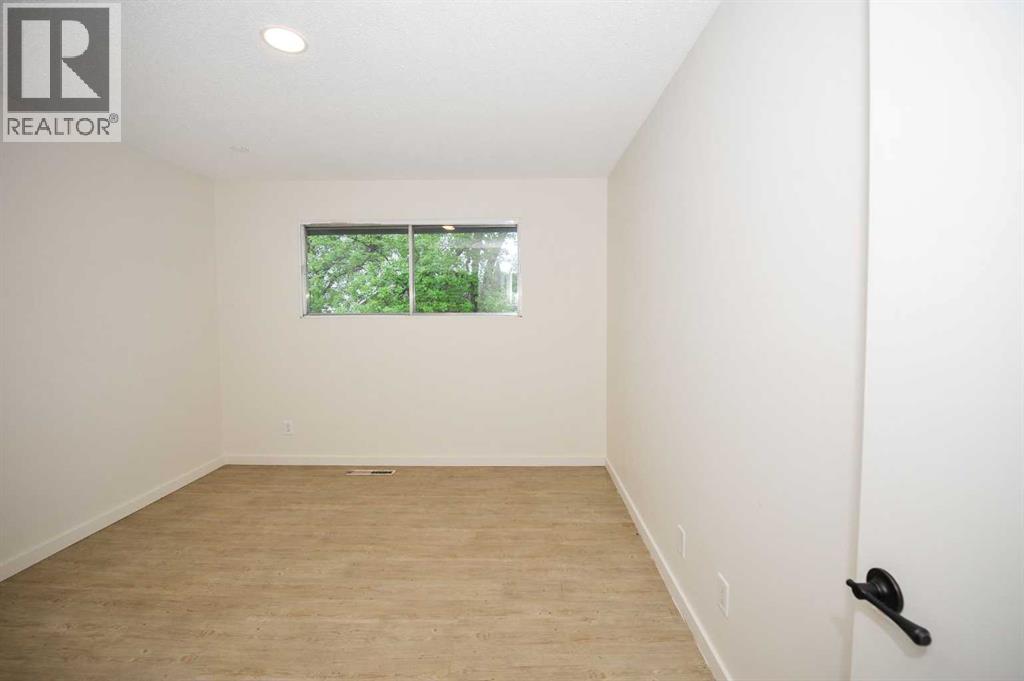 4201 50 Avenue - 8
