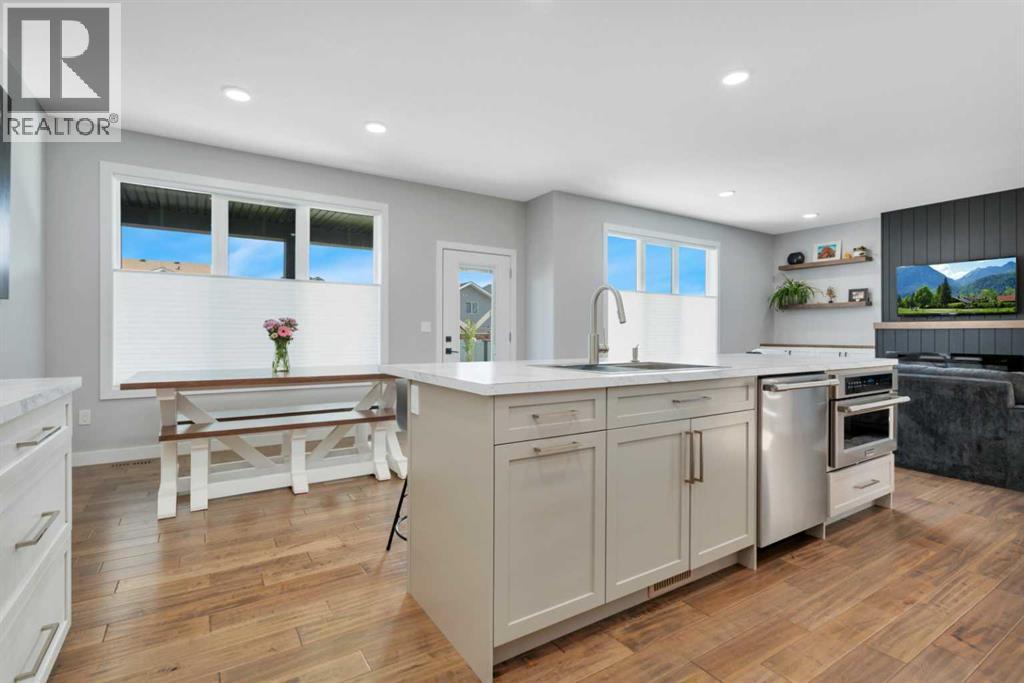 Listing photo – 132 Hollman Close E, Penhold