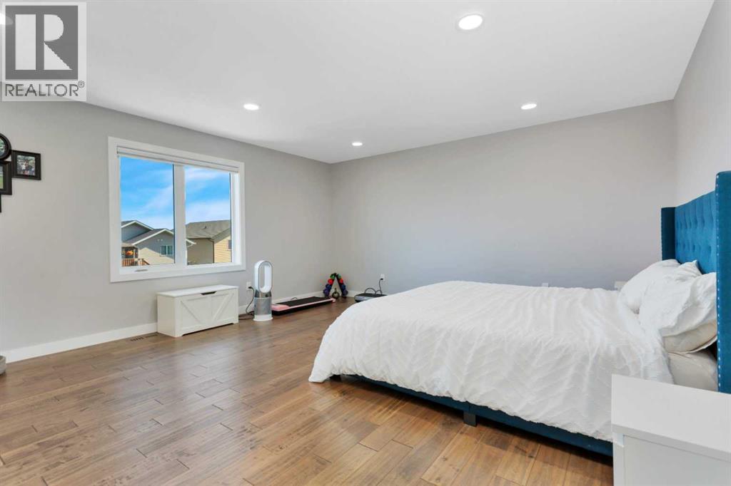 Listing photo – 132 Hollman Close E, Penhold
