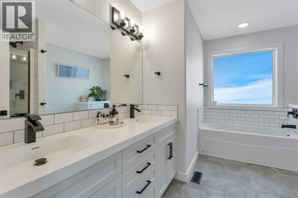 Listing photo – 132 Hollman Close E, Penhold