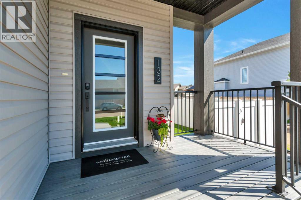 Listing photo – 132 Hollman Close E, Penhold