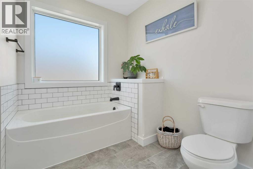 Listing photo – 132 Hollman Close E, Penhold