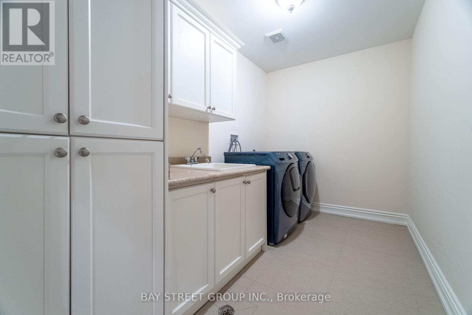 24 MURRAY AVENUE - 32