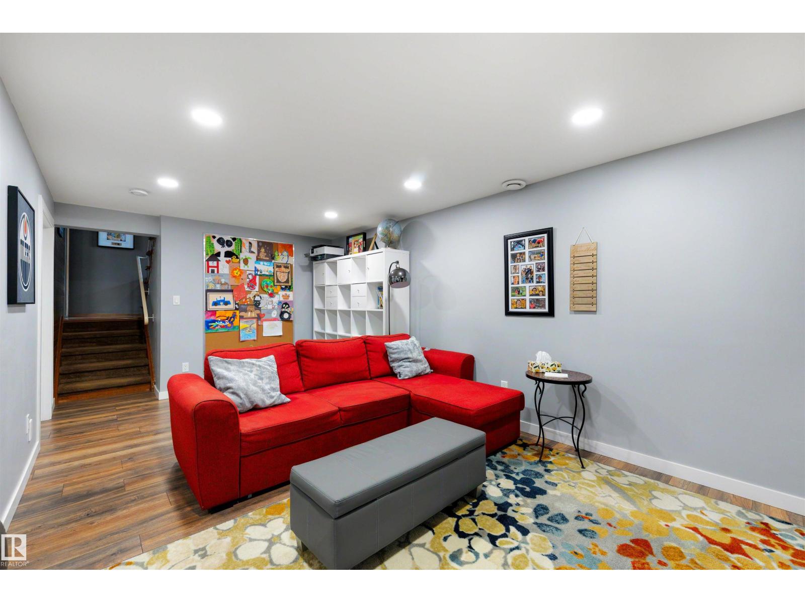 8 GARLAND PL - 18