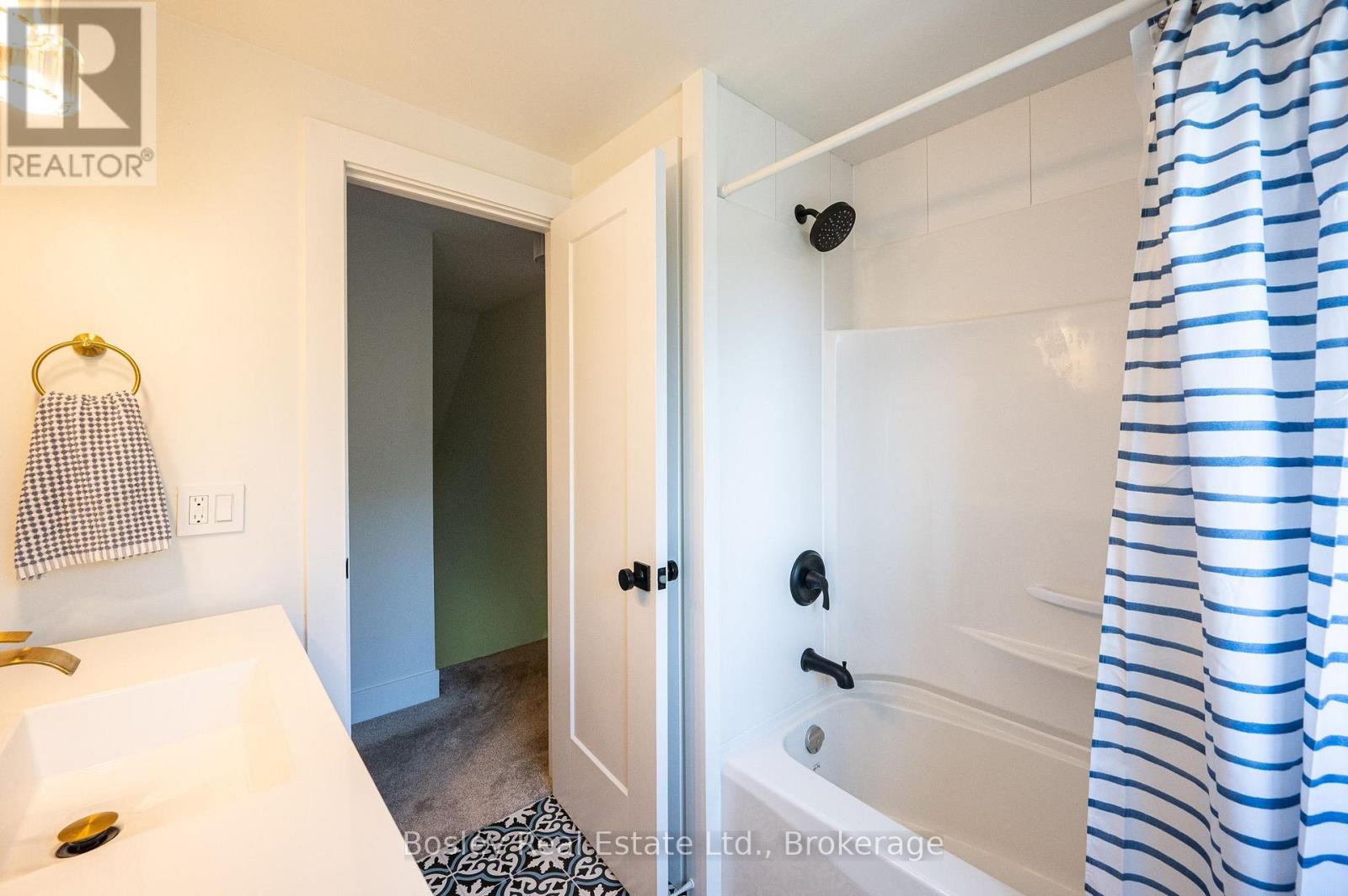 52 STIRLING MACGREGOR DRIVE - 23