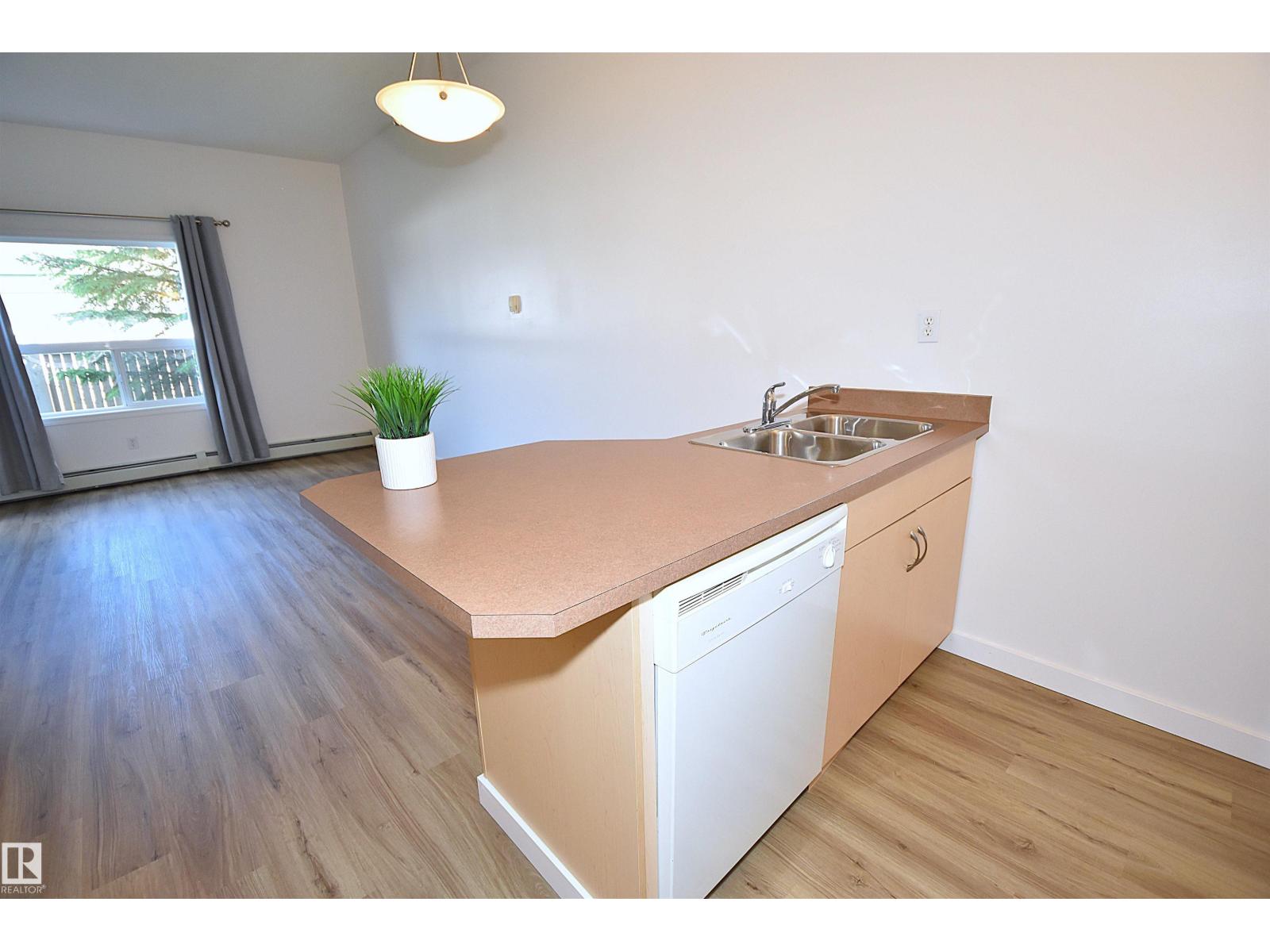 #103 4310 33 ST - 28