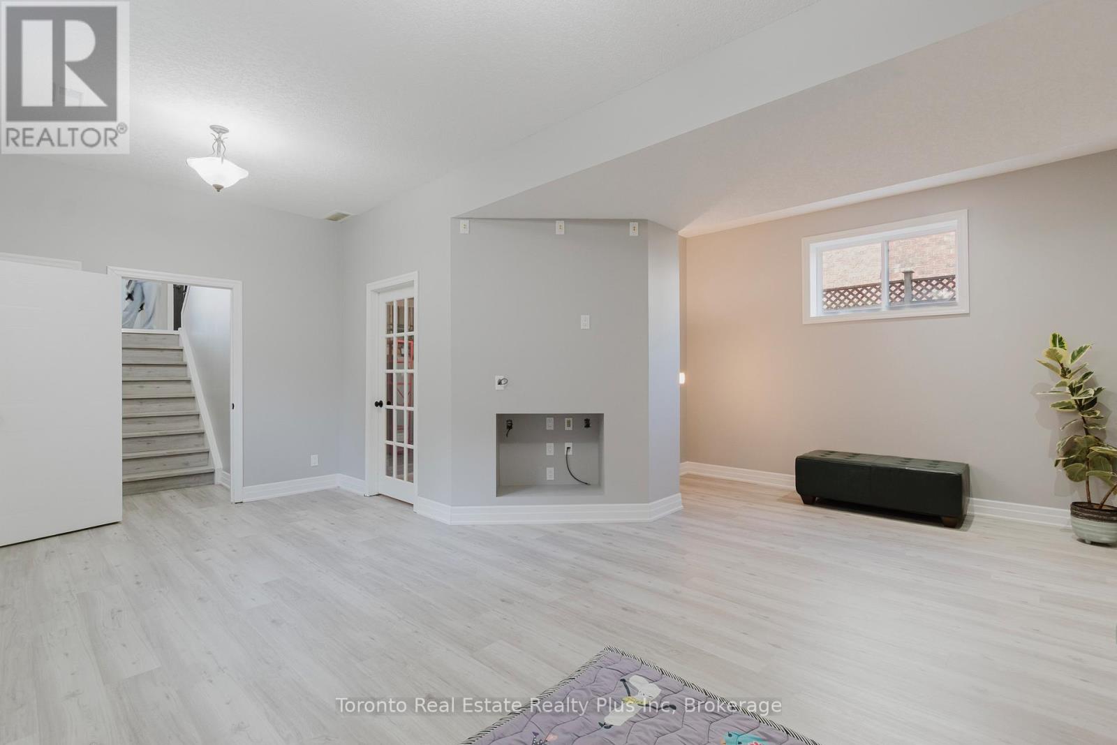 597 LITTLE DOVER CRESCENT E - Image 33