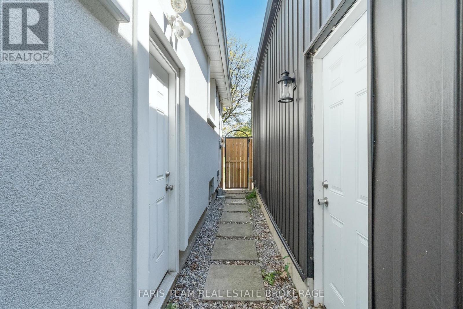 136 ORIOLE DRIVE - 32