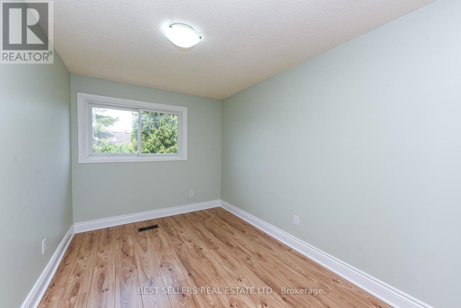 #12 12 ASHTON CRESCENT - 25