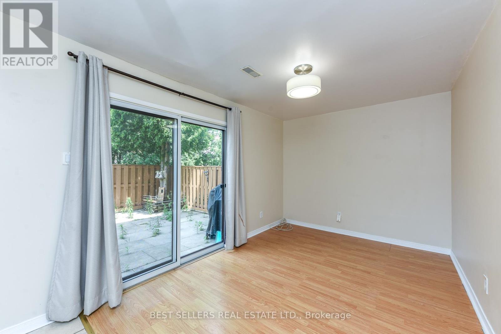 #12 12 ASHTON CRESCENT - 31