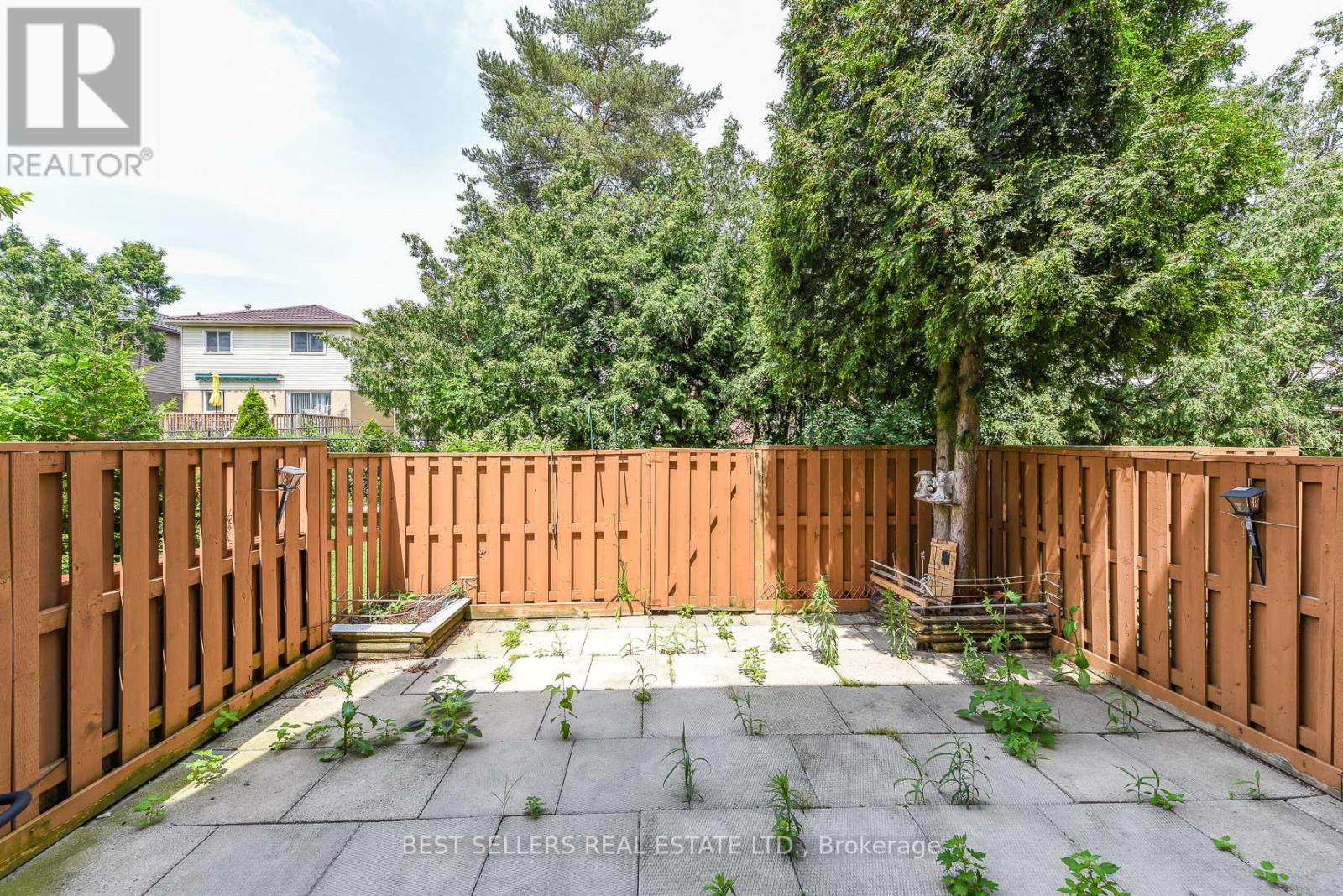 #12 12 ASHTON CRESCENT - 35