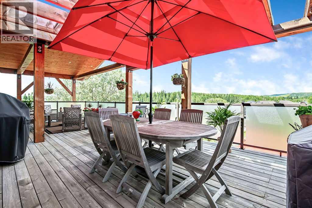 Dining "al fresco" under the pergola