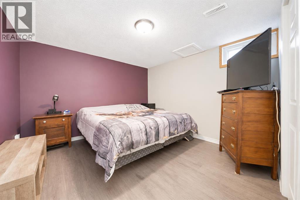 1864 16 Street SE — photo 17