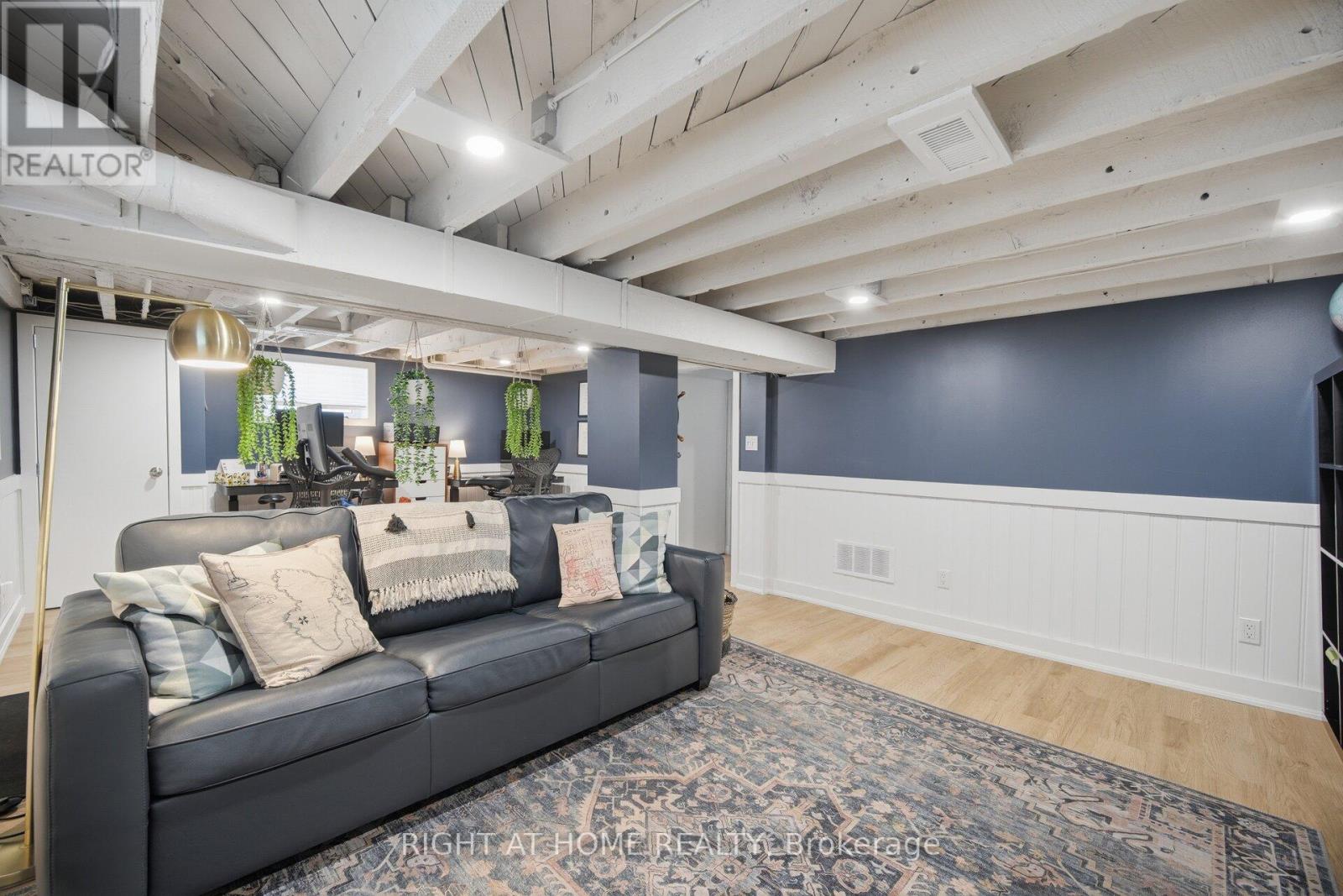 18 VANBRUGH AVENUE - 34
