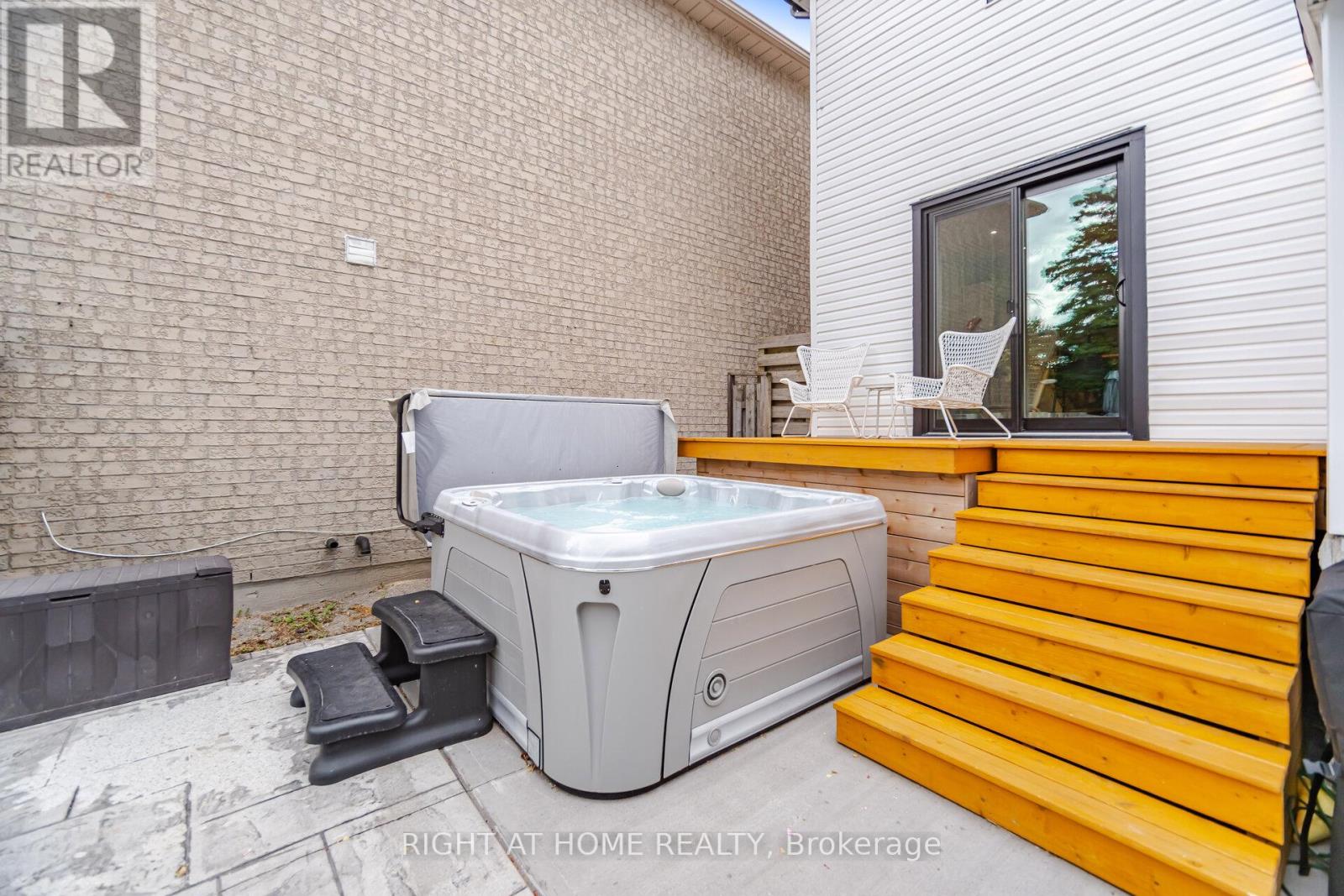 18 VANBRUGH AVENUE - 39