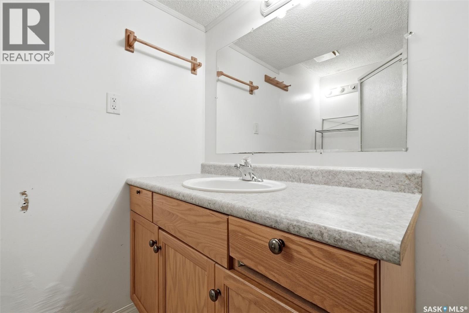 6 Osborne CRESCENT - 23