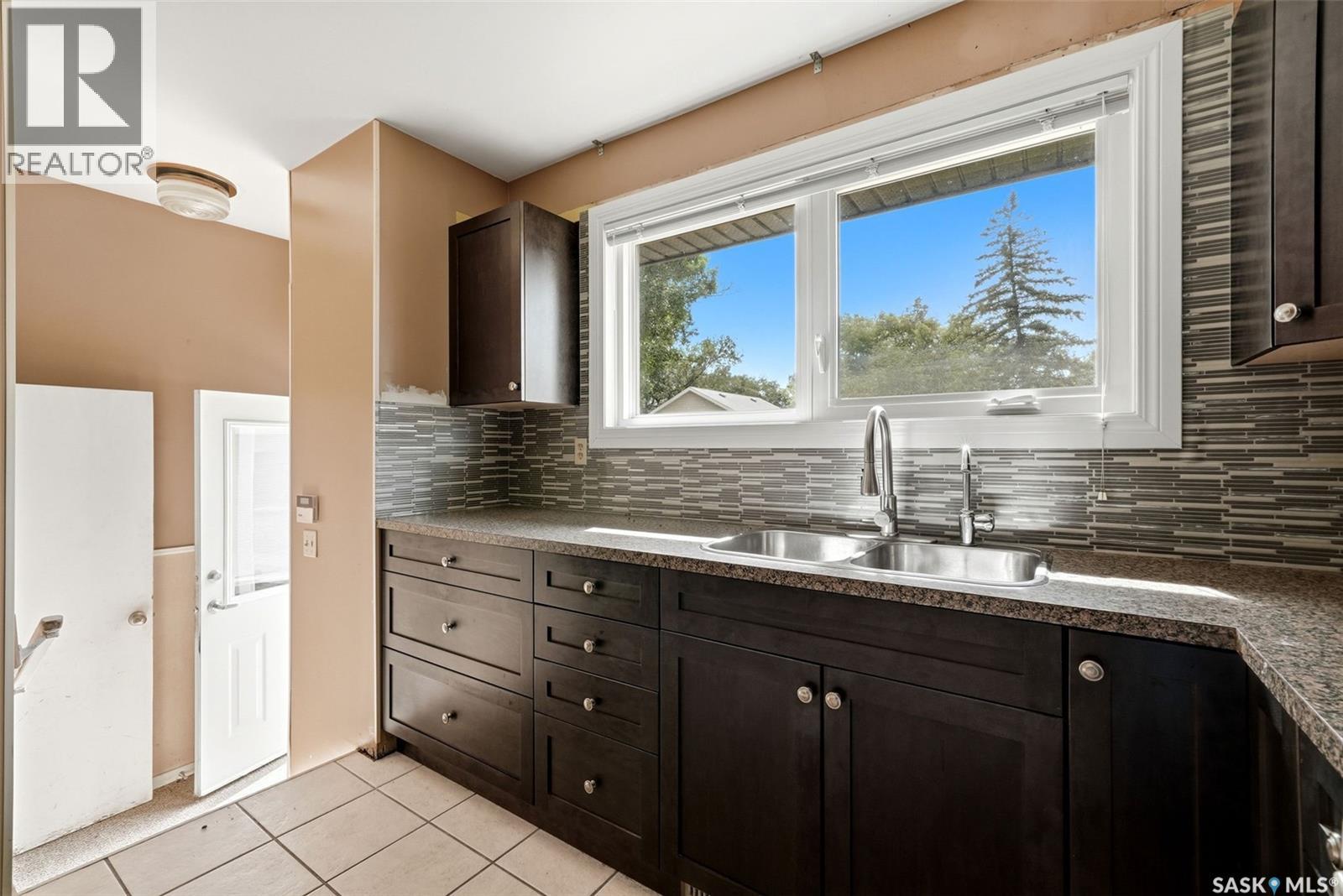 6 Osborne CRESCENT - 8