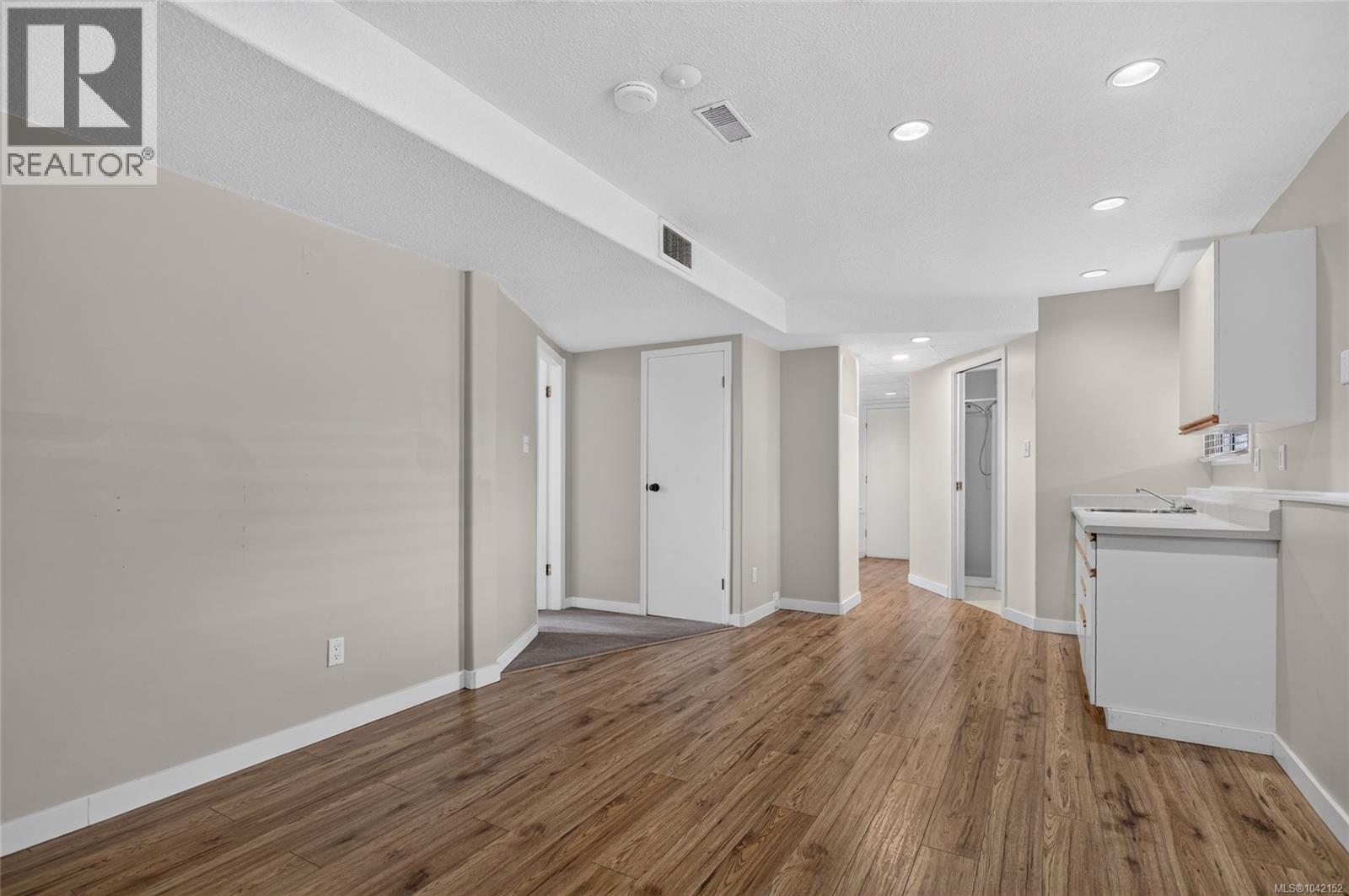 156 Moss Ave - 28