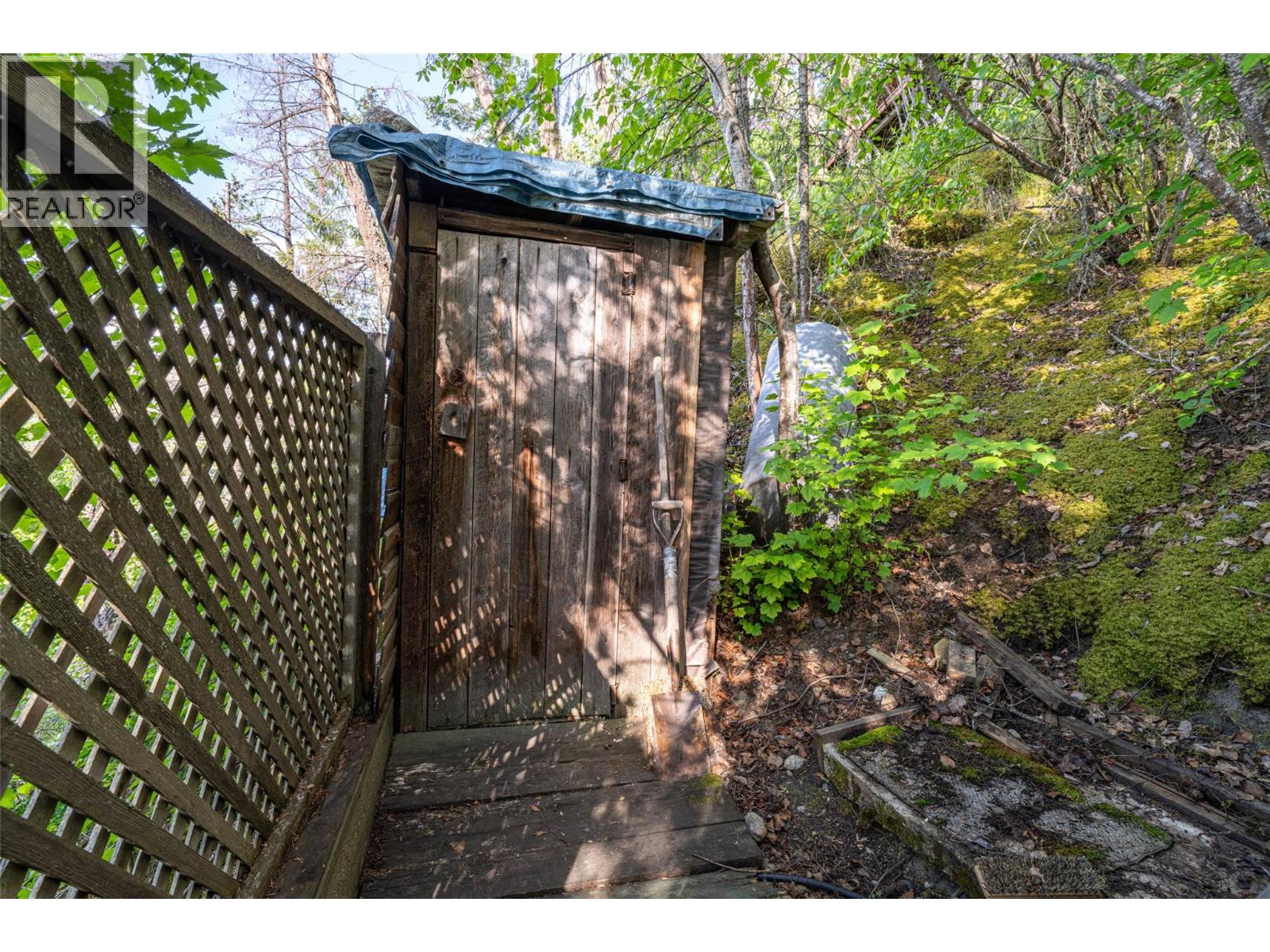 5867 Cosens Bay Road - 30