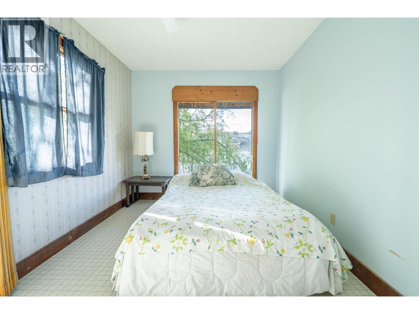 5867 Cosens Bay Road - 15