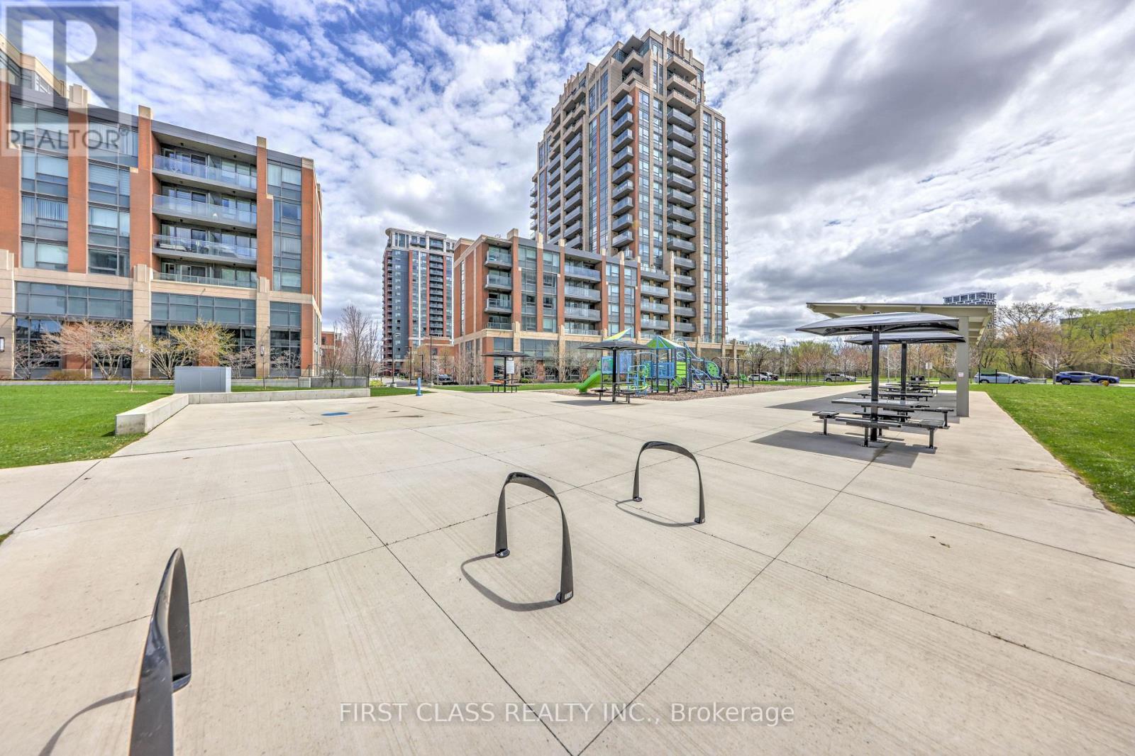 #610 28 UPTOWN DRIVE - 24
