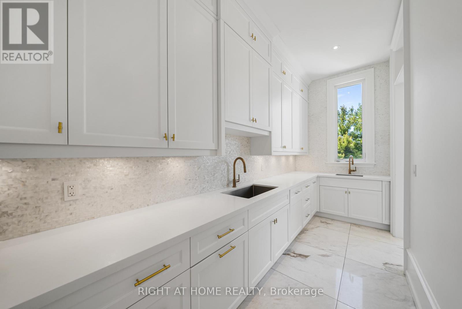 16 SIRONA'S LANE - 18