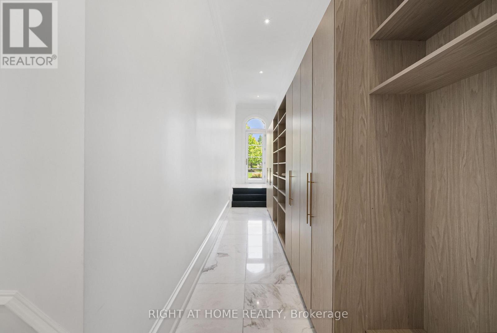 16 SIRONA'S LANE - 27