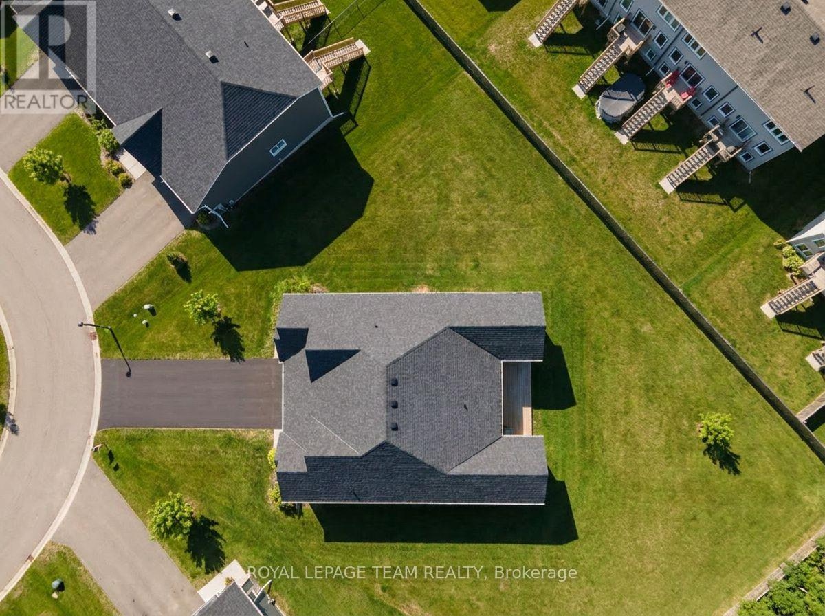 52 WHITCOMB CRESCENT - 36