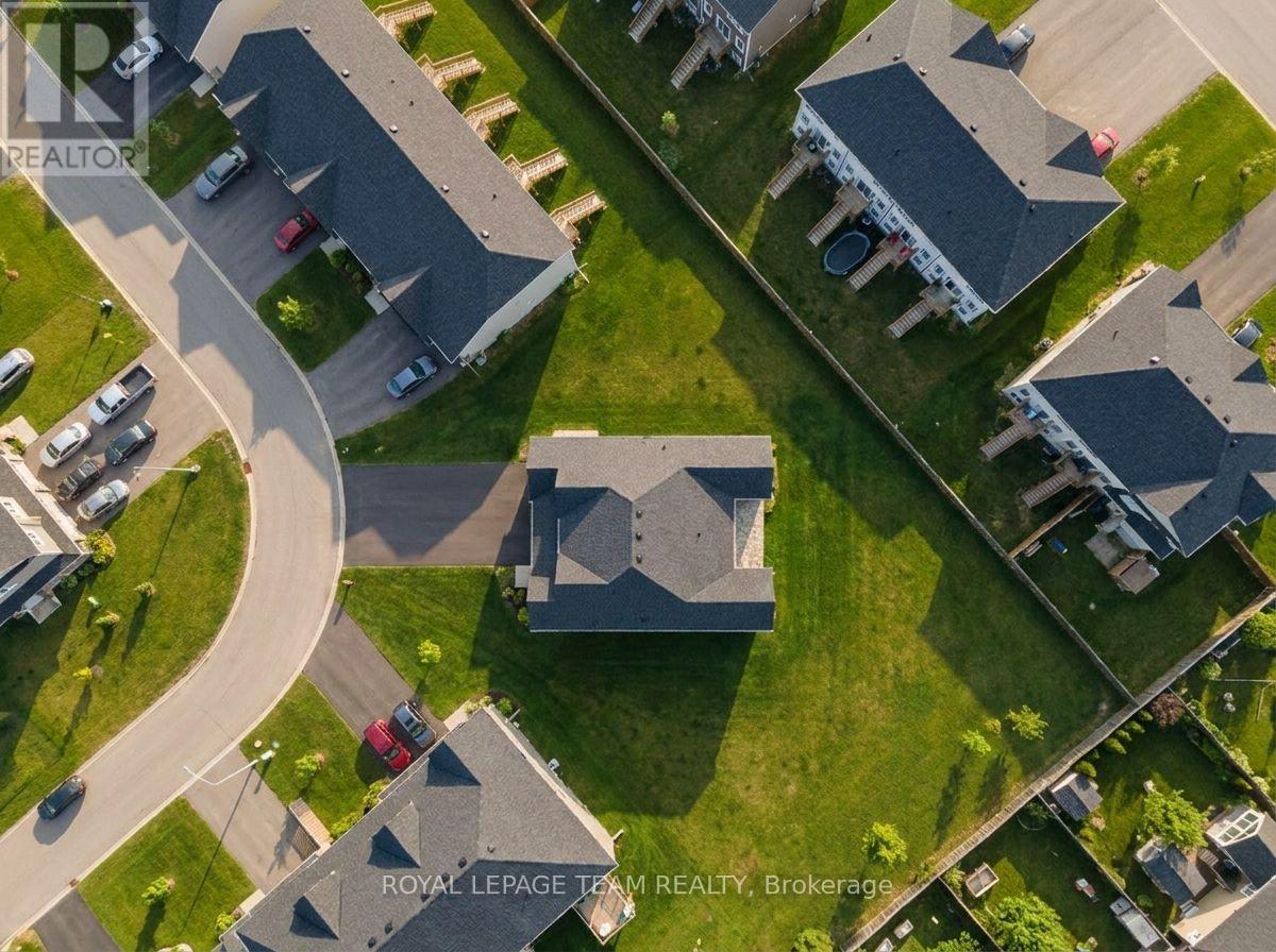 52 WHITCOMB CRESCENT - Image 37