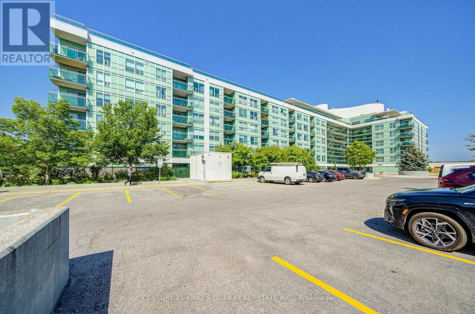 #227 60 FAIRFAX CRESCENT - 3