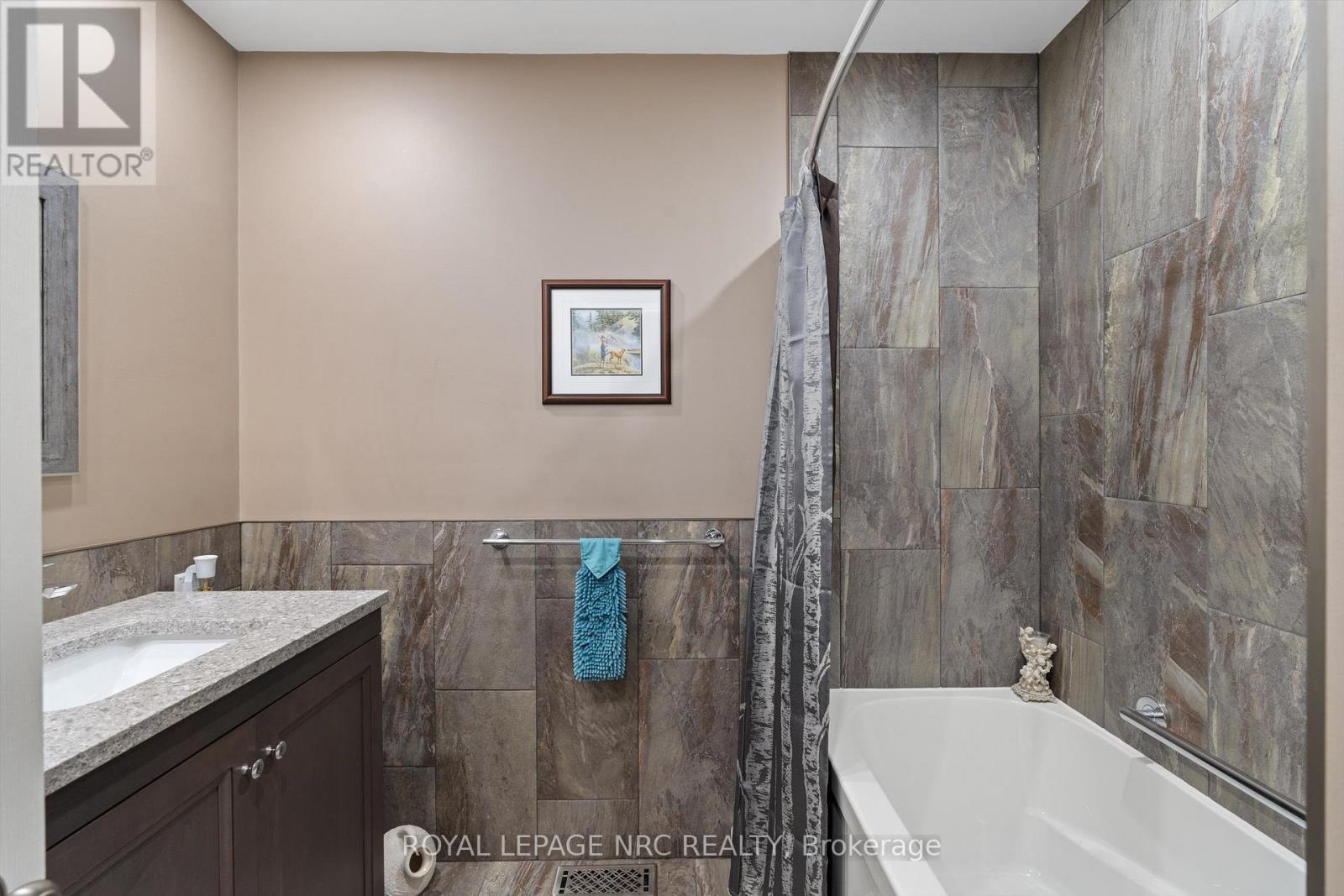 52 THOROLD AVENUE - 23