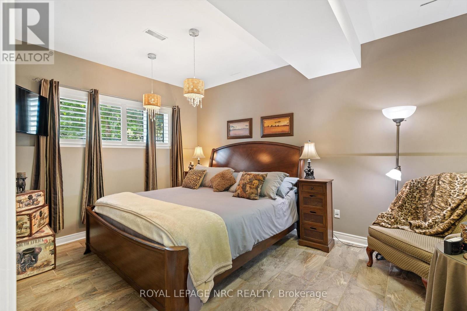 52 THOROLD AVENUE - 24