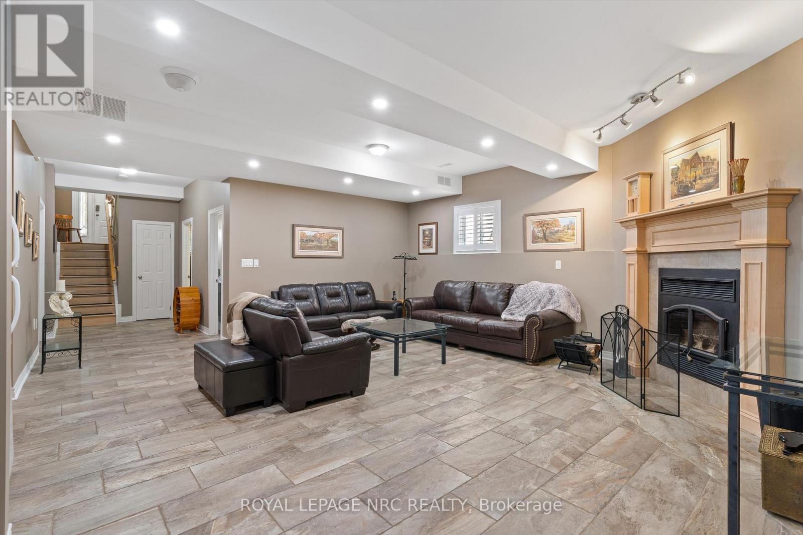52 THOROLD AVENUE - 27
