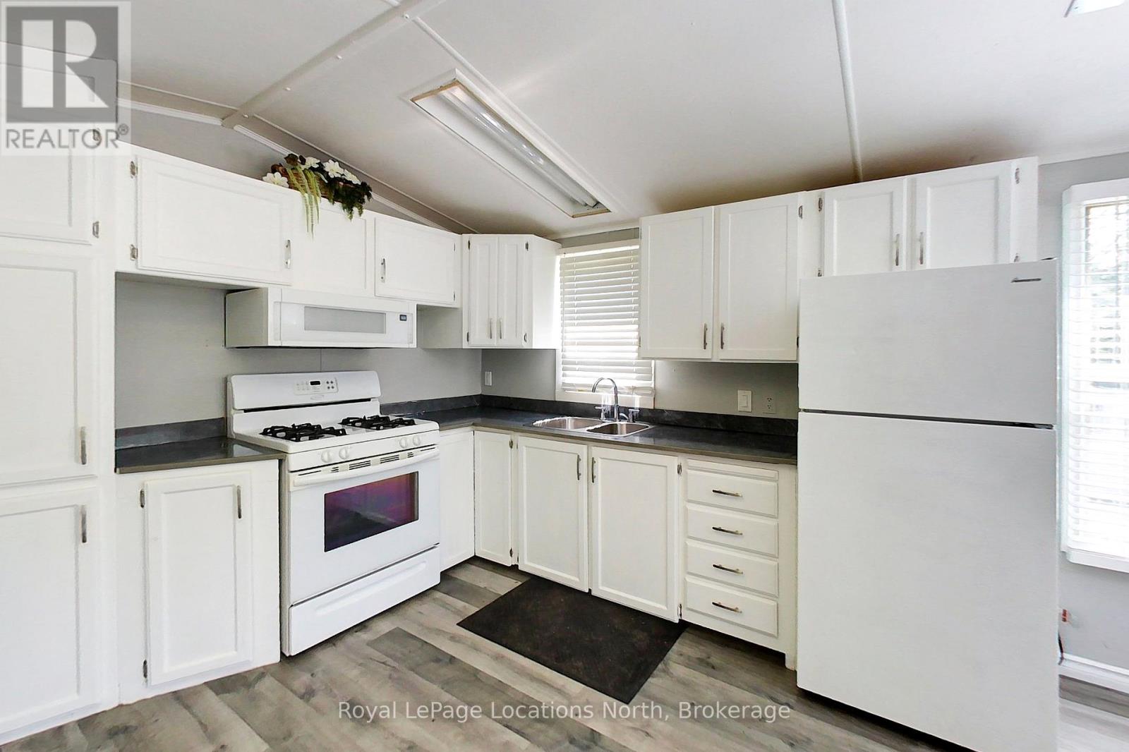 3 PRINCE RUPERT AVENUE - 12