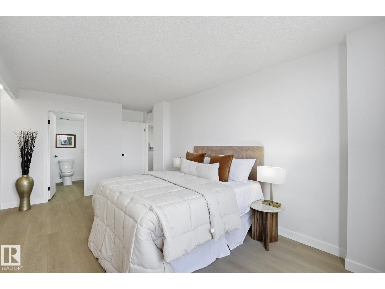 #1404 10160 115 ST NW - 16
