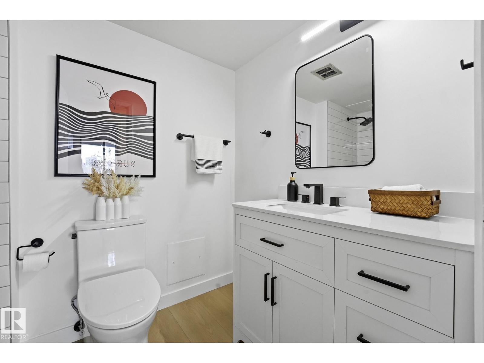 #1404 10160 115 ST NW - 18
