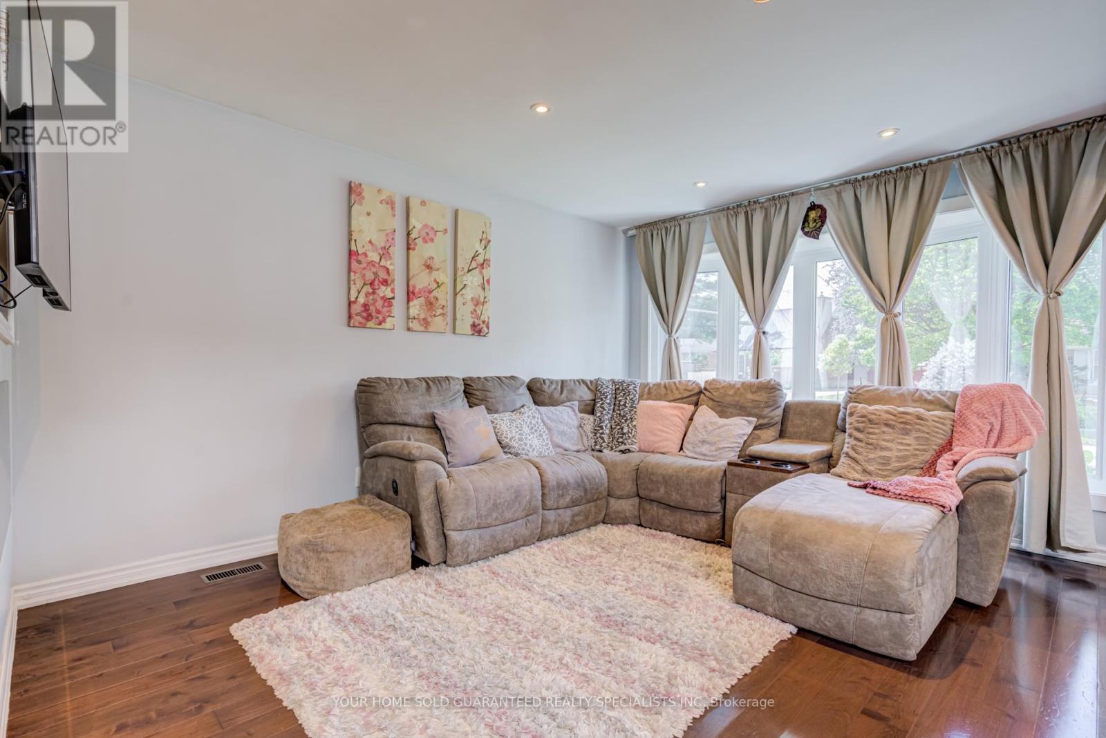 5 HALLOW CRESCENT - 21