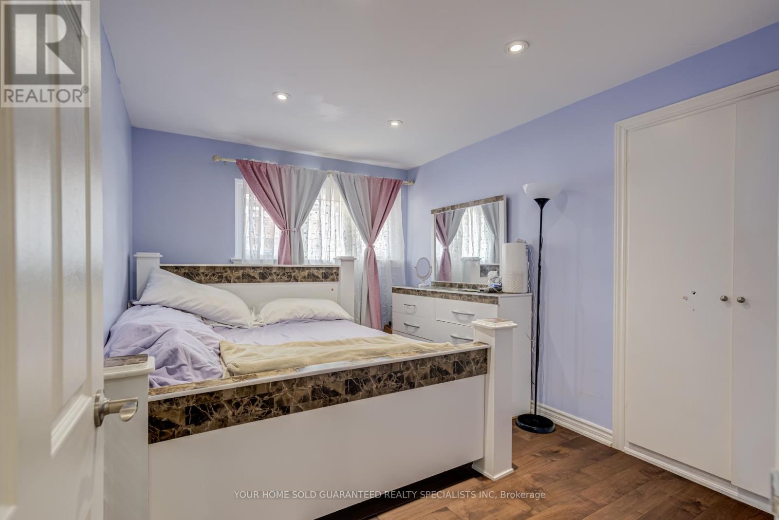 5 HALLOW CRESCENT - 24