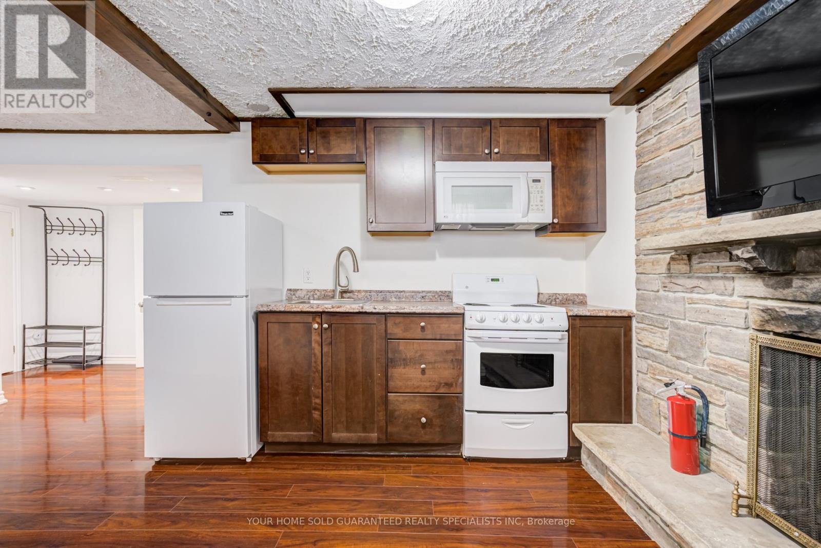 5 HALLOW CRESCENT - 31