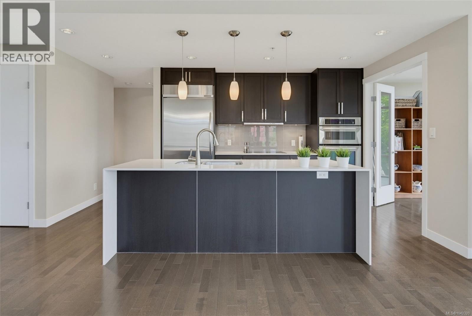 402 999 Burdett Avenue, Victoria