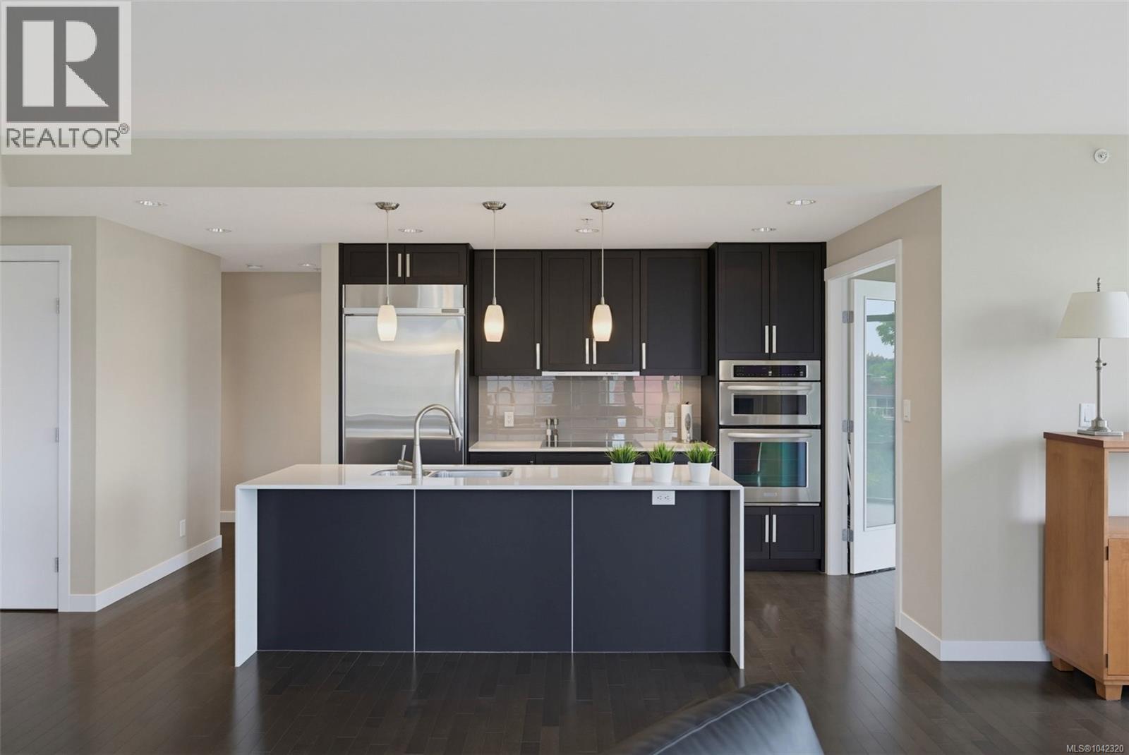 402 999 Burdett Avenue, Victoria